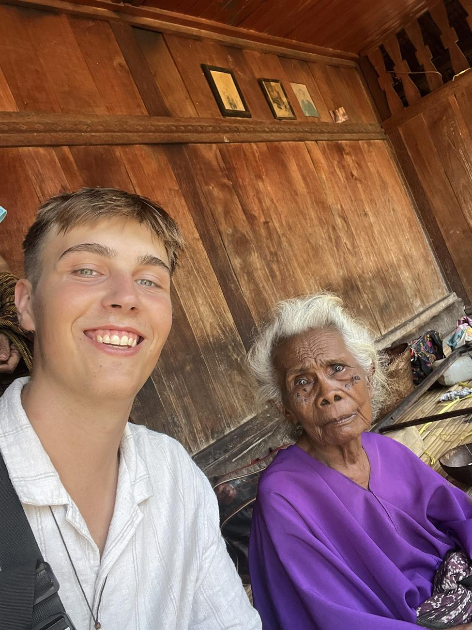 Frau aus einer Community auf Flores