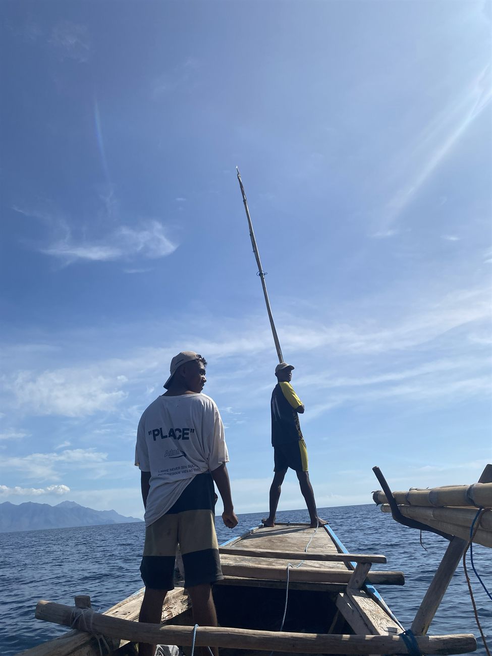 Traditionelle Jagd auf See von einem Holzboot vor Lamalera