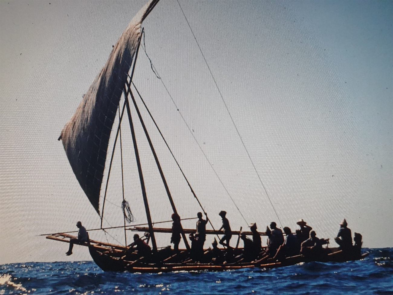Historisches Bild eines traditionellen Lamalera-Bootes auf See