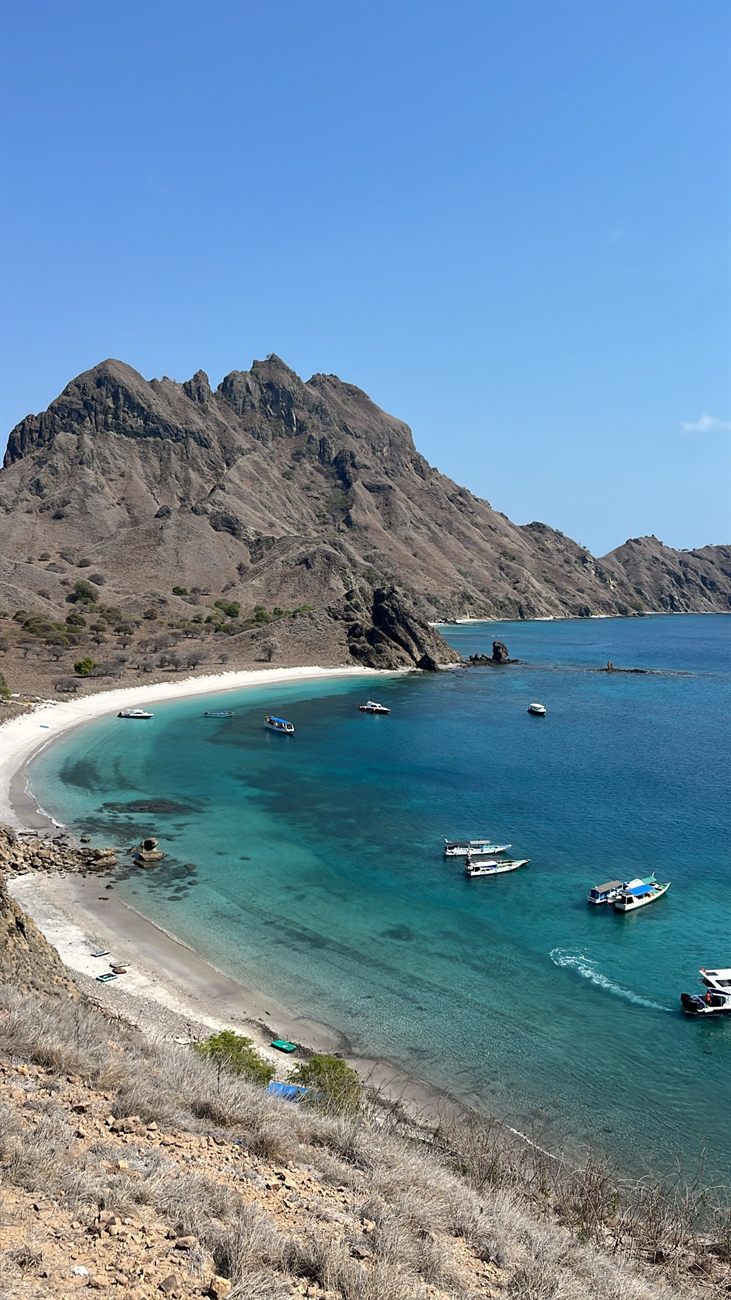 Pink Beach scenery during a Komodo boat tour from Labuan Bajo